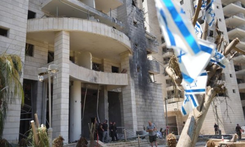 בניין בפתח תקווה שנפגע כתוצאה מפגיעת טיל מאירן [צילום: גילי יערי/פלאש 90]