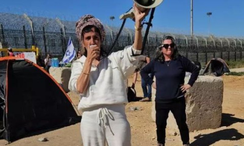 רעות בן חיים במהלך מחאה לחסימת משאיות [צילום: צו 9]