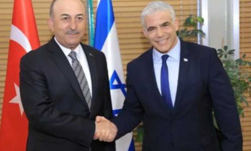 שר החוץ הטורקי מבלוט צ'אבושולו, יאיר לפיד [צילום: יוסי אפרתי/לע"מ]