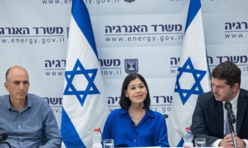 שרת האנרגיה קארין אלהרר עם בכירי משרדה [צילום: יונתן זינדל/פלאש 90]