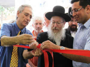 הרב ליצמן עם ד"א אוסקר אמבון וראש העיר, אילן שוחט [צילום: סימון חדד]