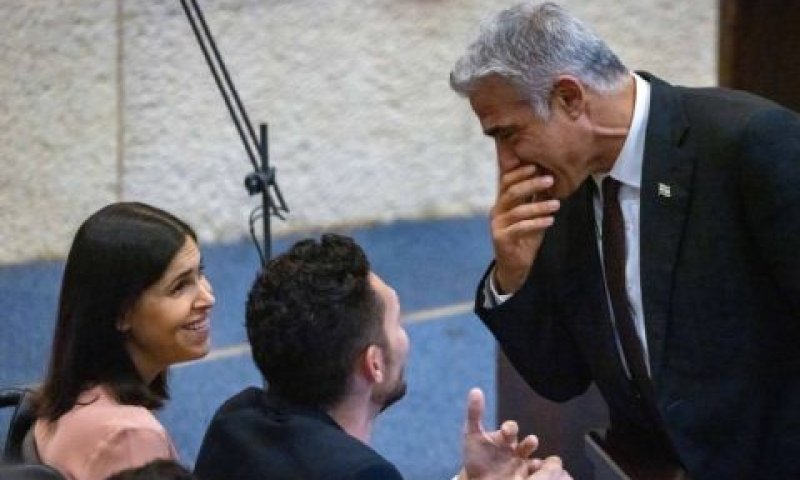 ח"כ לפיד עם ח"כים מיש עתיד [צילום: אוליביה פיטוסי/פלאש 90]