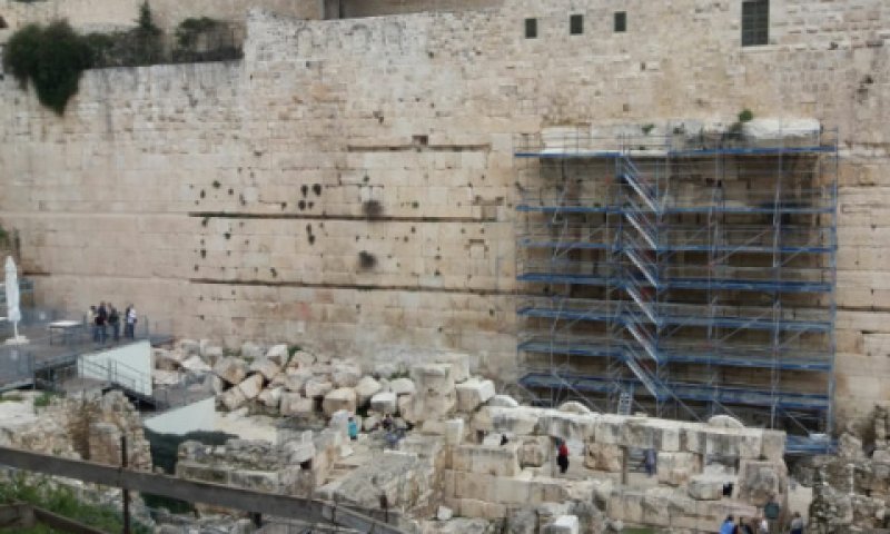 הפיגומים ליד הכותל המערבי [צילום: הקרן למורשת הכותל]