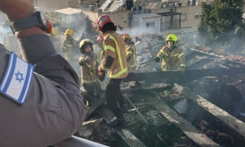 כוחות ההצלה על גג הבניין השרוף [צילום: דוברות כיבוי והצלה]