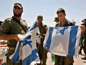 חיילי אחד הגדודים מקפלים את הדגלים [צילומים: AP]