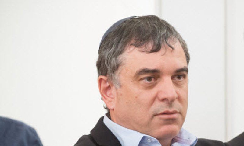 פילבר. מסמכים מהטלפון [צילום: מרים אלסטר, פלאש 90 ]
