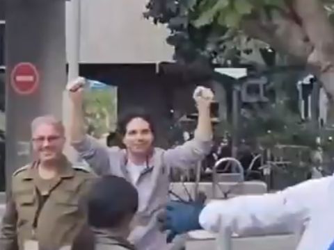 עופר קלדרון פוגש את חבריו לרכיבה [צילום: מסך]