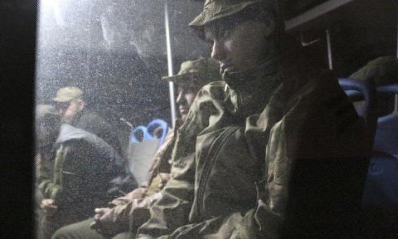 מריופול. לוחמים אוקראינים שנכנעו מועברים למושבת העונשים [צילום: AP]