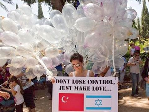 חברה שביקשה לעשות יחסי-ציבור לקונדומים, הציגה זה לצד זה את דגלי ישראל וטרקיה ולצידם קריאה שלא לאבד את השליטה [צילום: AP]