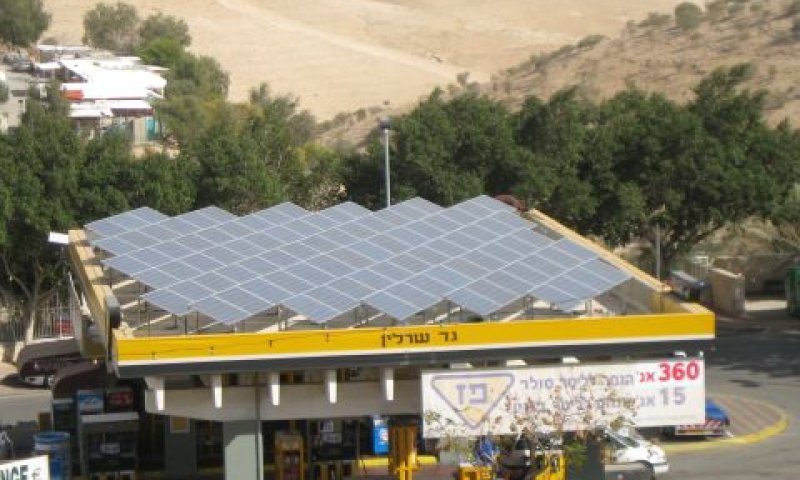 לוחות סולאריים על גג תחנת דלק [צילום: סולארפאוור]