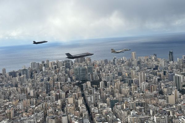 מטוסי חיל האוויר מעל ביירות בהלוויה [צילום: דובר צה"ל]