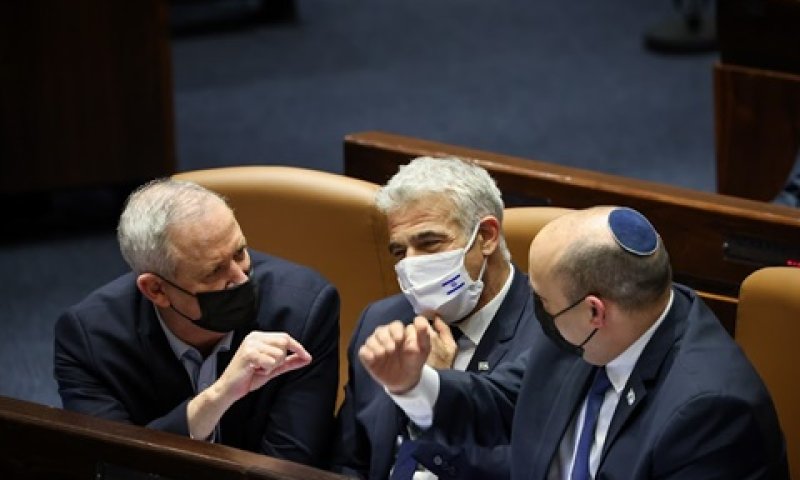 בנט, לפיד וגנץ במליאת הכנסת, הערב [צילום: נועם מושקוביץ, דוברות הכנסת]