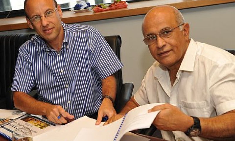 קהלני ושרון, במעמד החתימה אתמול [צילום: ישראל הדרי]