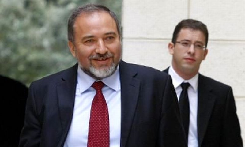 אביגדור ליברמן ופרקליטו ירון קוסטליץ [צילום: פלאש 90]