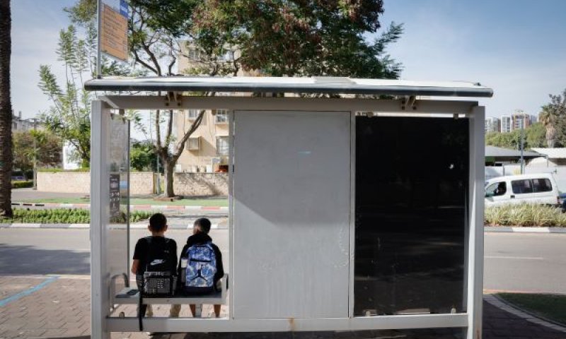המתין בתחנת אוטובוס [צילום: נתי שוחט/פלאש 90]