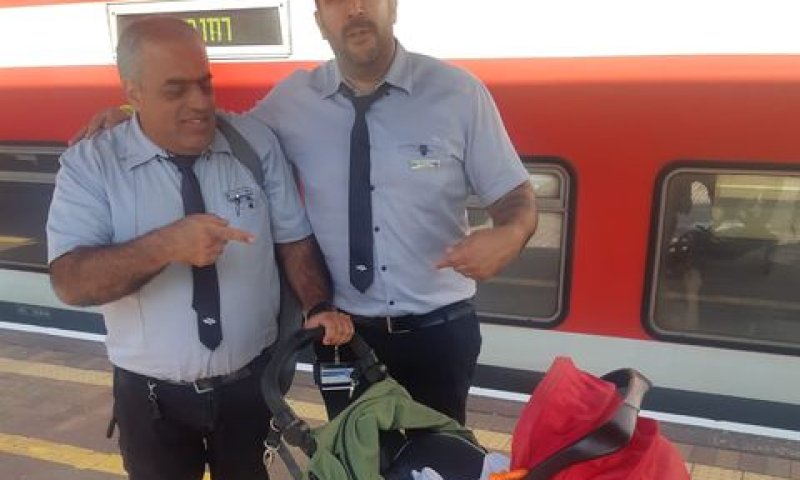 מנהלי תחנת חדרה עם התינוקת [צילום: רכבת ישראל]