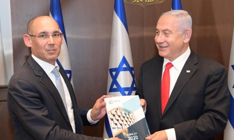 ראש הממשלה מקבל את דו"ח בנק ישראל מנגיד הבנק [צילום: עמוס בן גרשום, לע"מ]