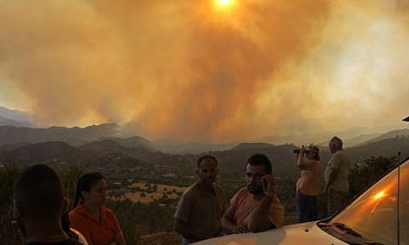 צופים בלהבות מאיזור לרנקה [צילום: פטרוס קרדג'יאס/AP]