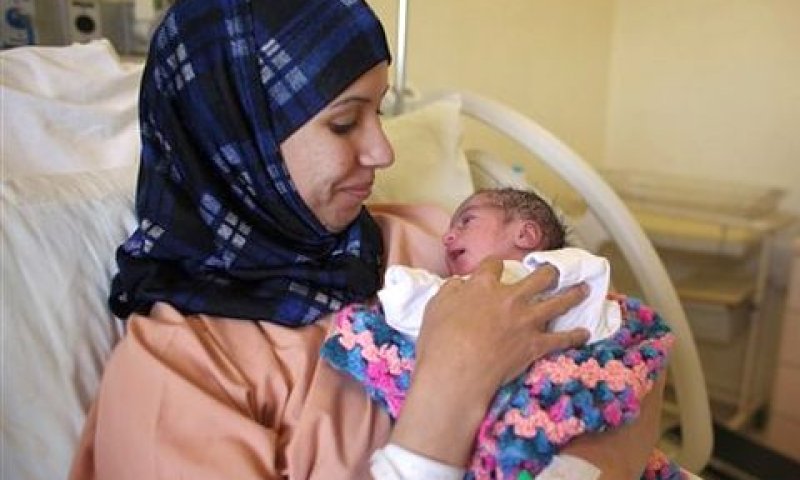 יולדת בבית חולים פלשתיני [צילום אילוסטרציה: תרא תודרס / AP. למצולמים אין קשר לתוכן הכתבה]