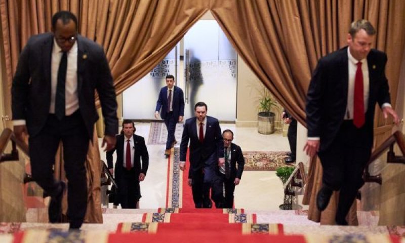 ואנס עולה במדרגות כדי להיפגש עם ראש ממשלת פקיסטן [צילום: ג'קלין מרטין/AP]