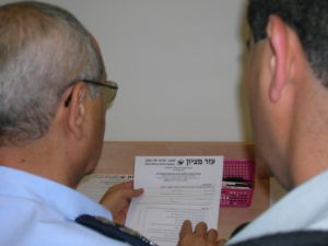 הרמטכ"ל מקבל הסבר על תרומת דם למאגר מוח העצם