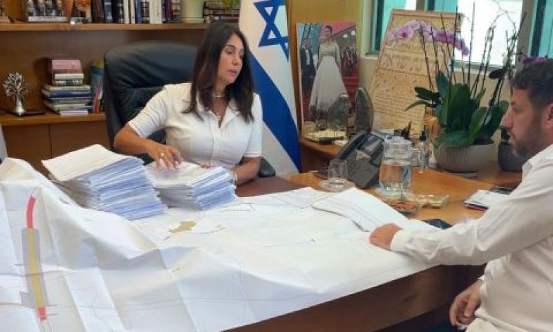 החתימה לפי המפות [צילום: משרד התחבורה]