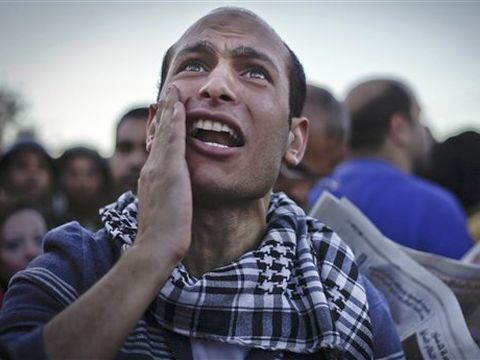 מפגין אנטי-איסלמי קורא קריאות גנאי נגד מורסי [צילום: AP]