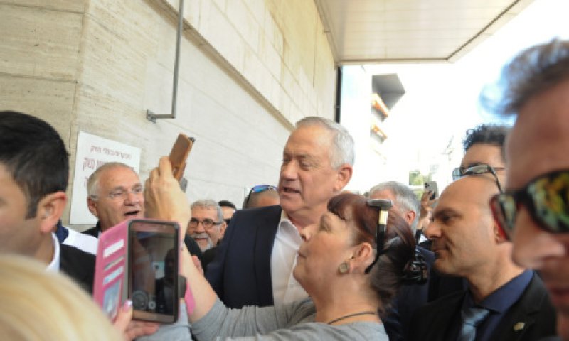 גנץ בקלפי בחיפה [צילום: פלאש 90]