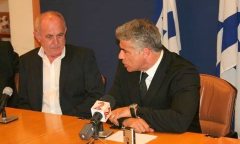 השר לפיד עם נשיאות לשכת התיאום של הארגונים הכלכליים בישראל [צילום: עומר גנדלר]