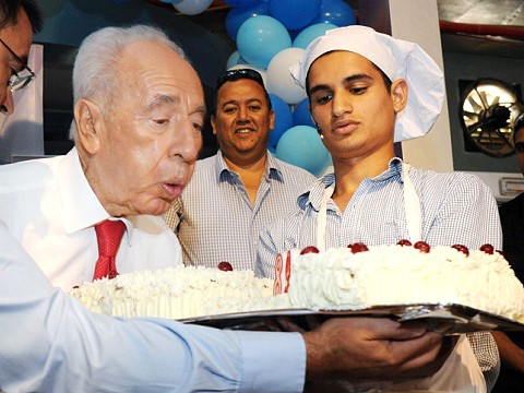 פרס חוגג יום הולדת בדרום הארץ [צילום: פלאש 90]