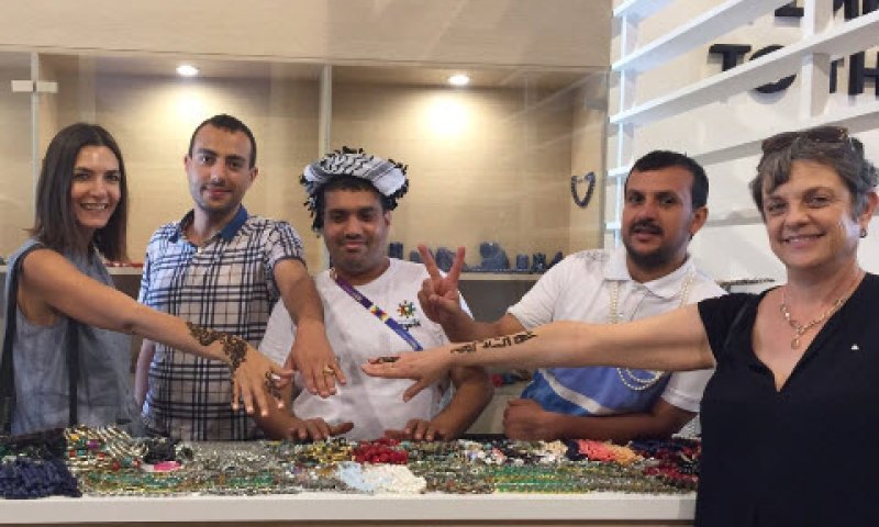 יולי תמיר ותמי ורשבסקי עם הצורפים בביתן [צילום: יח"צ שנקר]