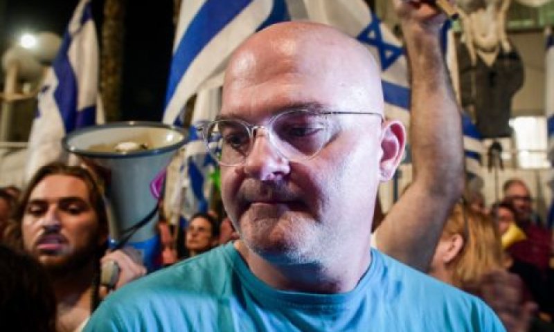 איציק מדינה ביציאה מהתחנה [צילום: אבשלום ששוני/פלאש 90]