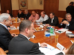 נתניהו וראשי הרשויות אמש [צילום: לע"מ]