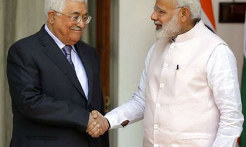 אבו מאזן ומודי בפגישתם לפני כשנה [צילום ארכיון: מניש סוארף/AP]