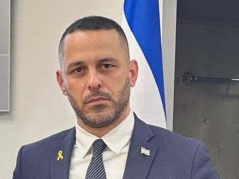 כחלון. נפגע.