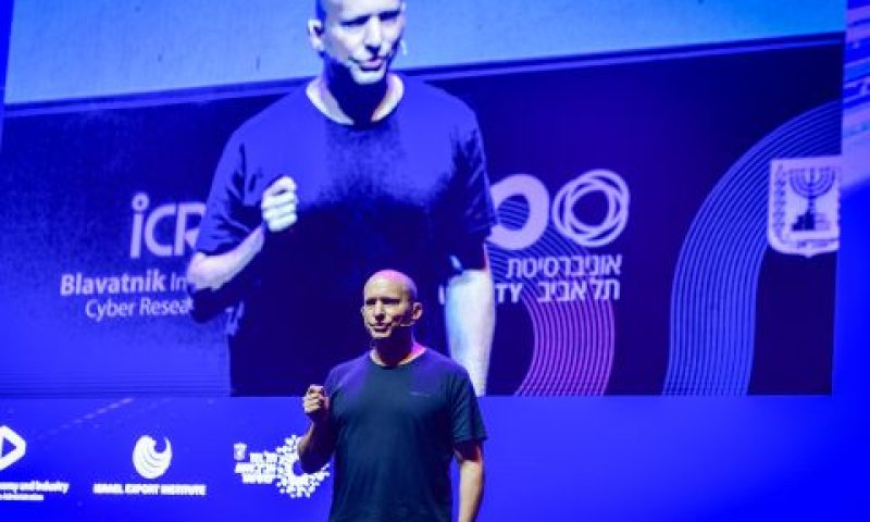 בנט. "רואה מילים ומעשים מנוגדים" [צילום: פלאש 90]
