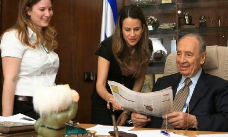 יסלוביץ' (משמאל), ולצידה פרס ופריש [צילום: פלאש 90]