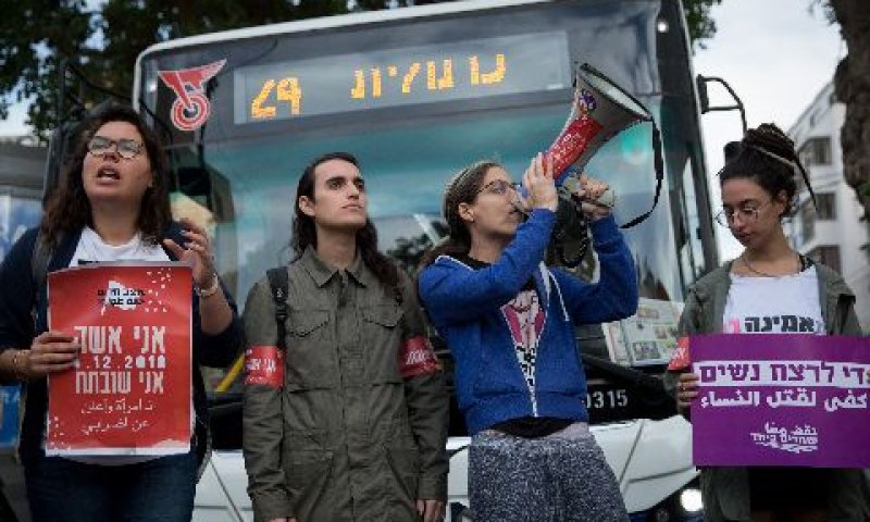 חסימת אוטובוס בתל אביב [צילום: מרים אלסטר/פלאש 90]
