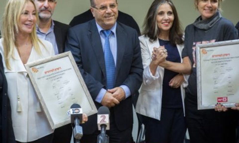 שר התקשורת איוב קרא עם נציגי רשת וקשת [צילום: יונתן זינדל/פלאש 90]
