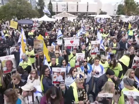 המונים הגיעו לככר החטופים [צילום: רחפן מטה החטופים]