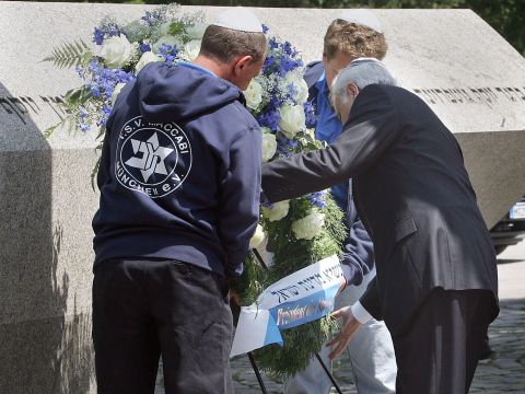 מניח זר באנדרטה לזכר י"א הנרצחים [AP]