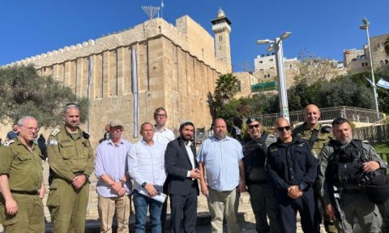 ועדת המשנה ליד מערת המכפלה