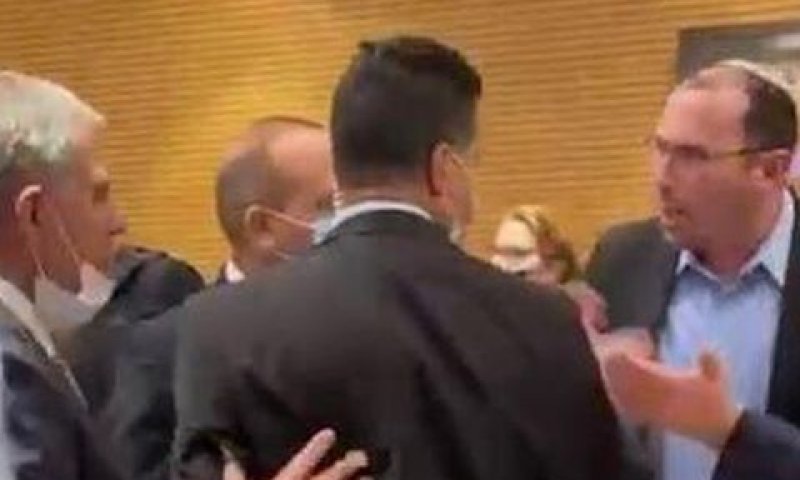 מיקי לוי מורה למאבטח להוציא את רוטמן [צילום: מצלמת סלולר]