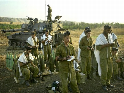 תפילת שחרית בתנאי שטח [צילום: AP]