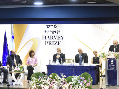 מימין לשמאל: נשיא הטכניון פרופ' אורי סיון, פרופ' עדי זלצברג, המשנה לנשיא למחקר פרופ' קובי רובינשטיין, המשנה לנשיא לעניינים אקדמיים פרופ' שמעון מרום עם הזוכים בפרס[צילום: שרון צור, דוברות הטכניון]