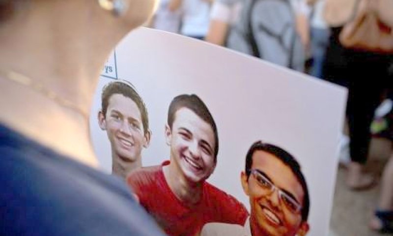 החטופים. האקדח הקטלני נקנה במיוחד [צילום: AP]