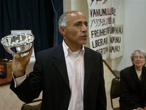 ואנונו אוחז בגביע שקיבל מיוקו אונו [AP]