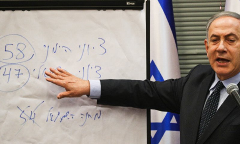 נתניהו מציג את התוצאות על הלוח [צילום: יונתן זינדל/פלאש 90]