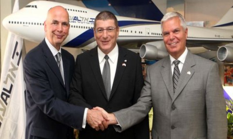 מימין לשמאל: גרג זרצקי, מנכ''ל WestJet, אליעזר שקדי, מנכ''ל אל-על והשגריר הקנדי פול האנט [צילום: סיוון פרג&acute;]