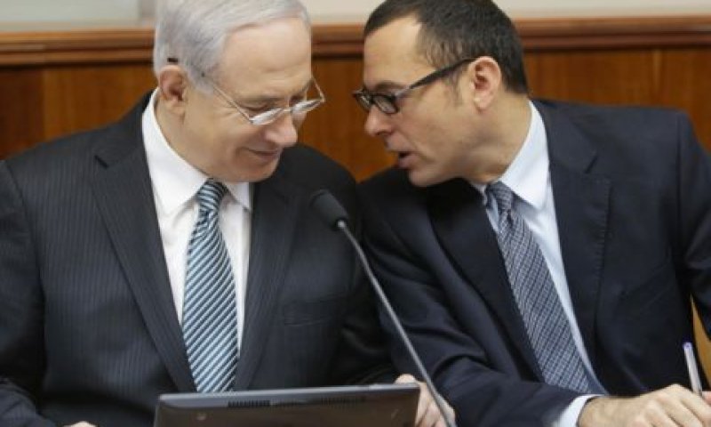 מזכיר הממשלה האוזר עם רה"מ נתניהו הבוקר [צילום: פלאש 90]